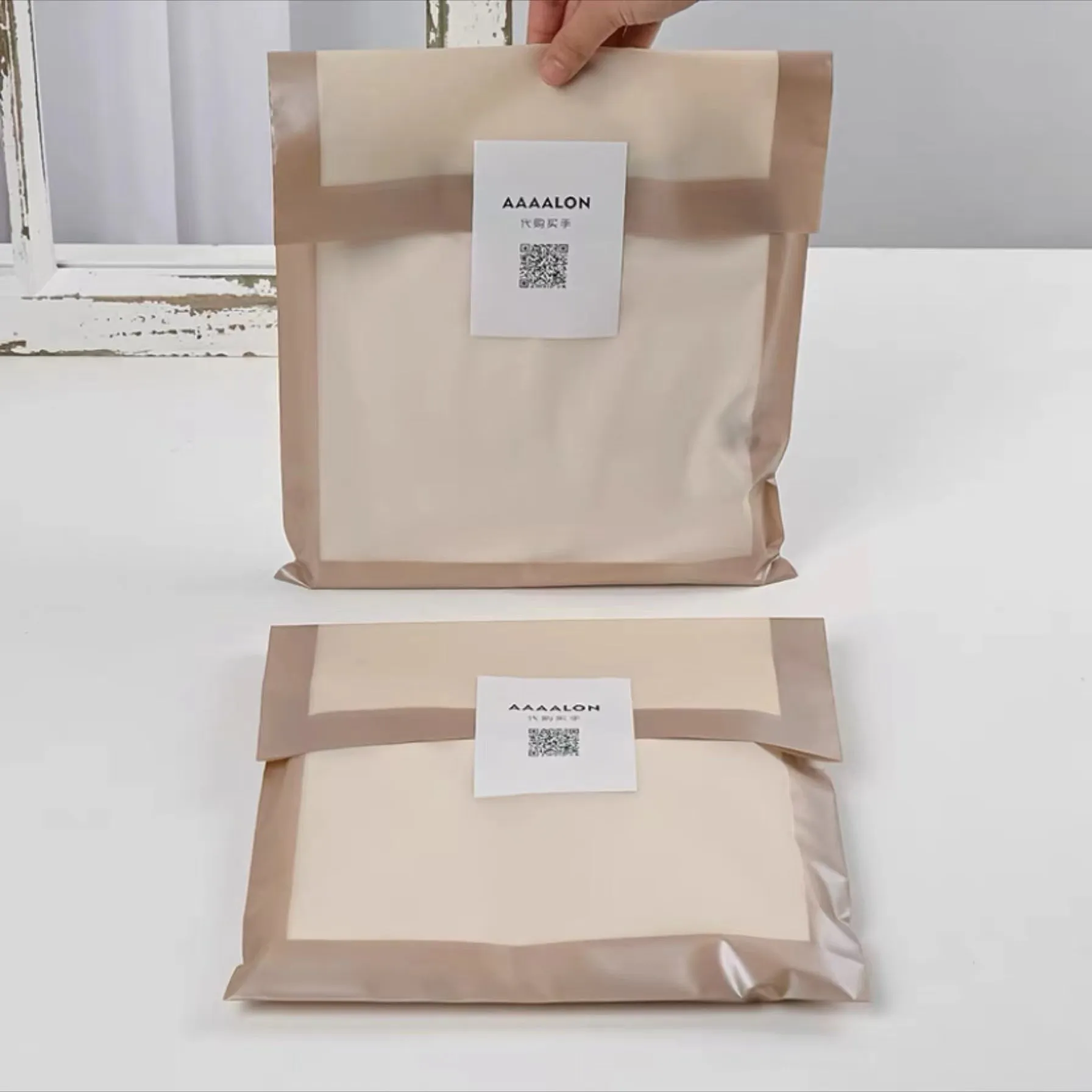 50pcs packing bags with free logo stickers ( contact salesperson to send your logo)  （PA1001)
