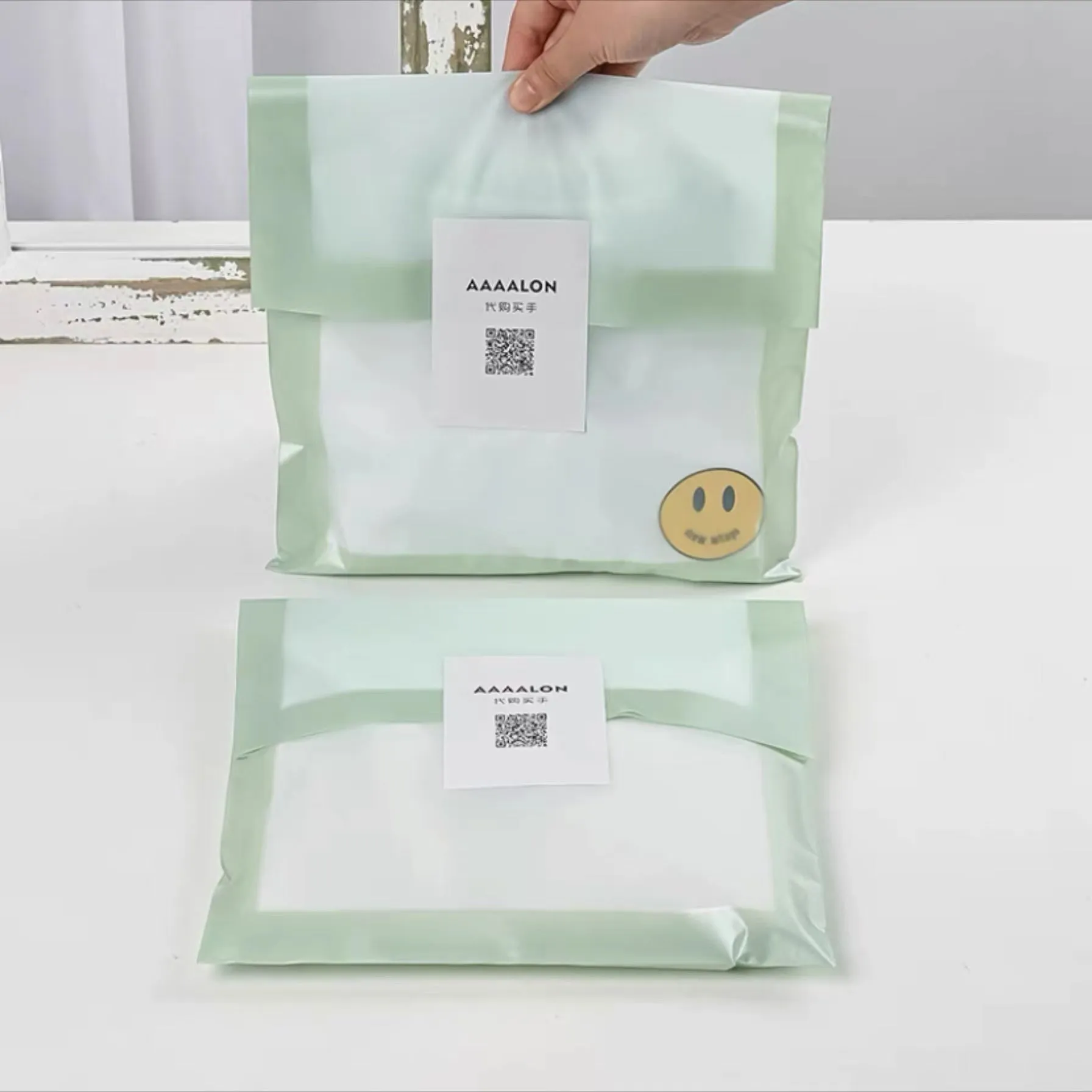 50pcs packing bags with free logo stickers ( contact salesperson to send your logo)  （PA1001)