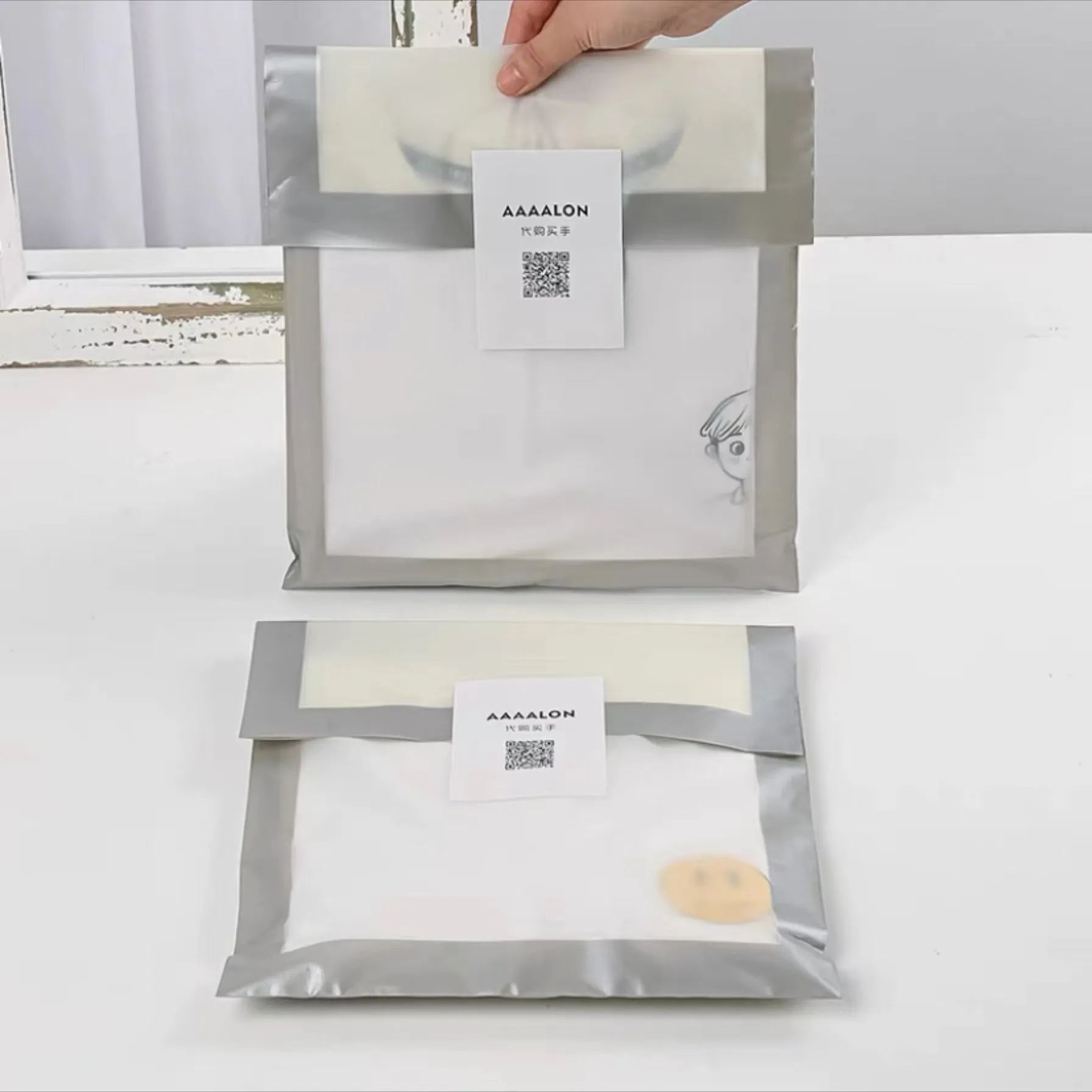 50pcs packing bags with free logo stickers ( contact salesperson to send your logo)  （PA1001)