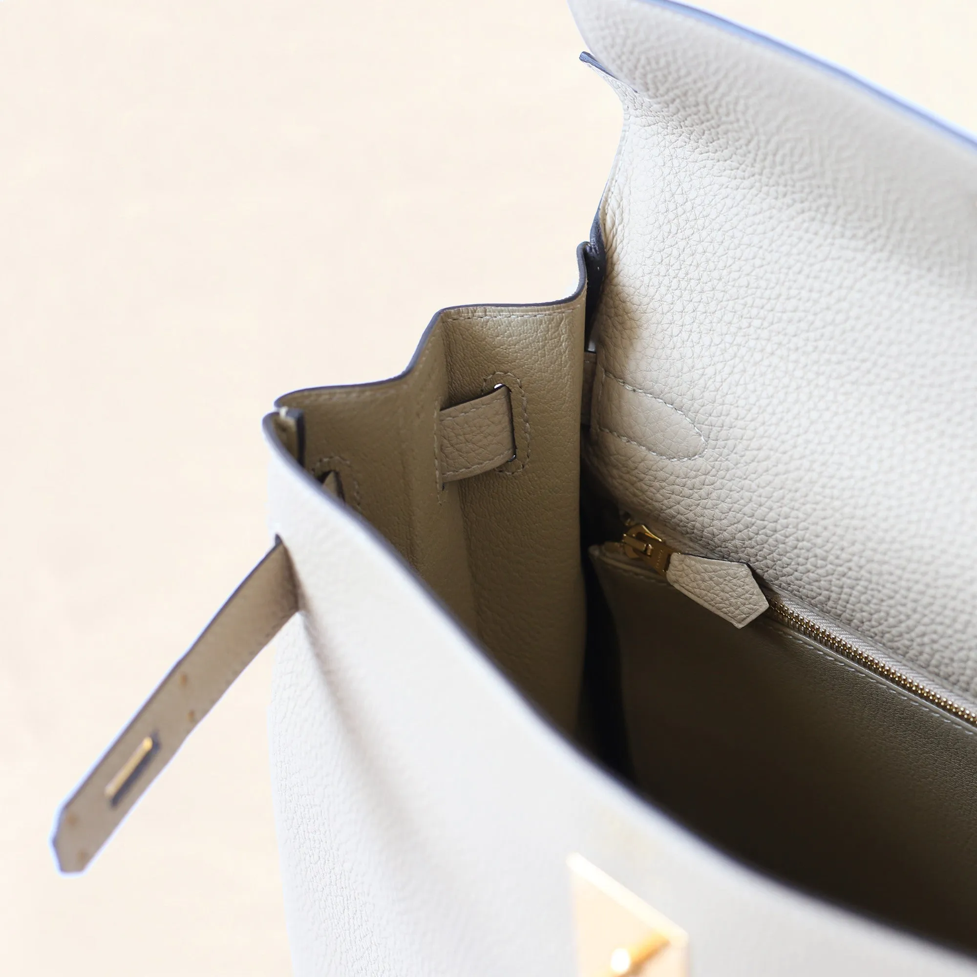 Hermès | Trench Togo Retourne Kelly - Gold Hardware | 32