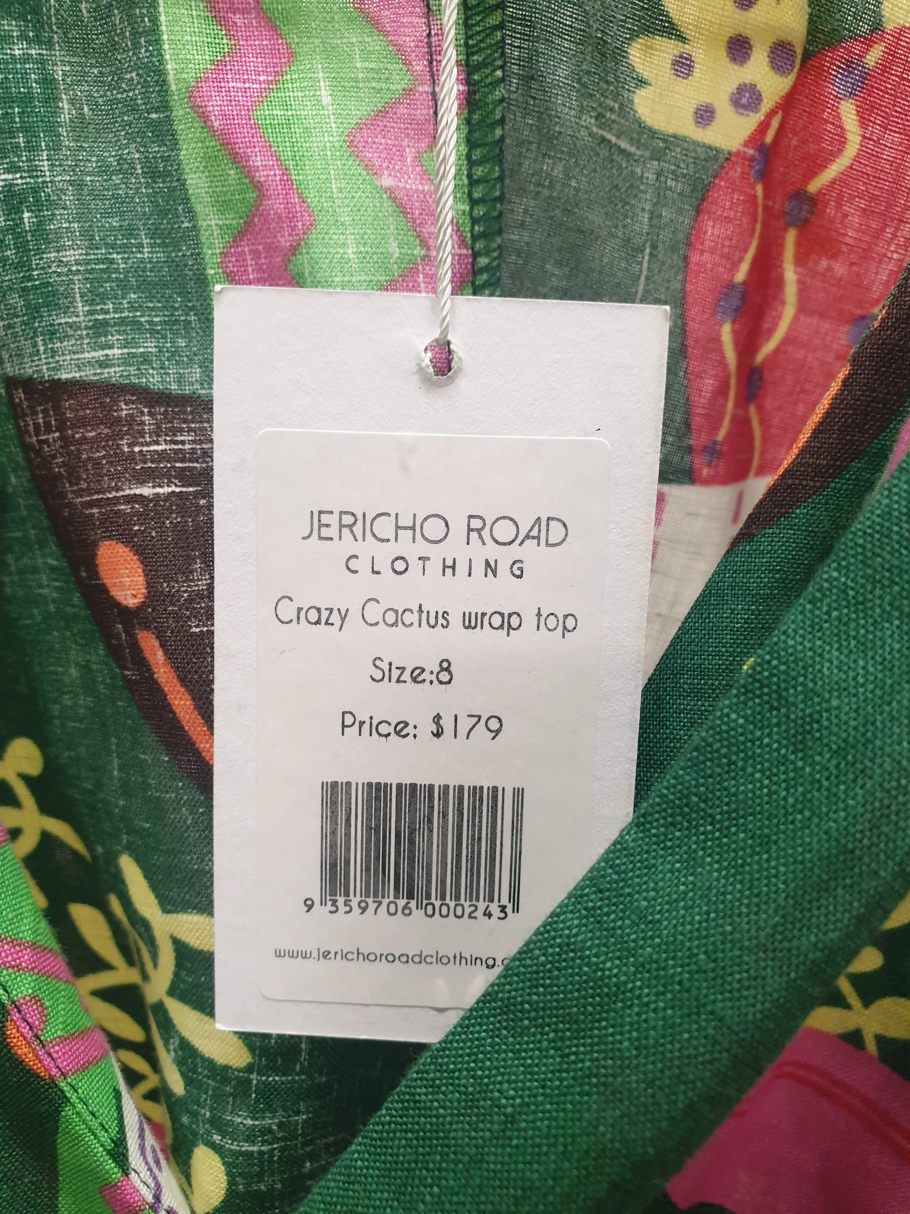 Jericho Road cropped green "crazy cactus" print wrap top size 8